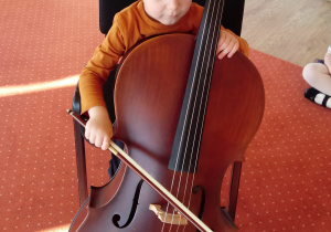 Chłopiec gra na wiolonczeli